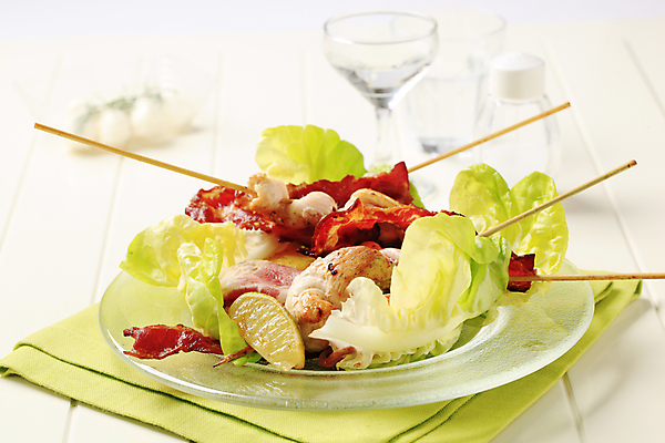 포토 JPG 해외이미지 접시 채소 실내 사람없음 닭고기 식탁보 흰배경 꼬치요리 닭꼬치 해외202004 해외202105 해외포토 식기 백그라운드 육류 요리 내부 흰색 꼬치 파일형식