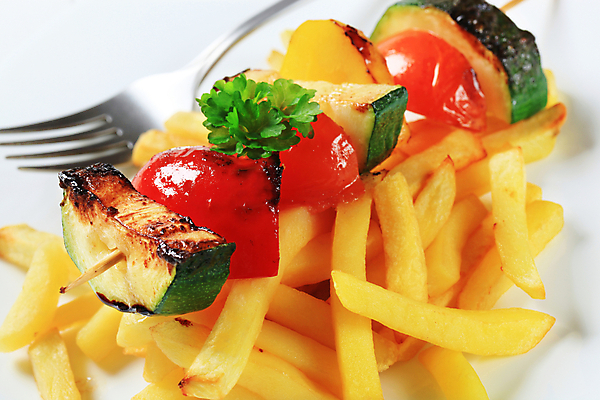 포토 JPG 해외이미지 포크 파프리카 실내 근접촬영 사람없음 감자튀김 흰배경 꼬치요리 주키니 해외202004 해외202105 해외포토 식기 뷰포인트 백그라운드 채소 감자 요리 내부 튀김 흰색 꼬치 파일형식