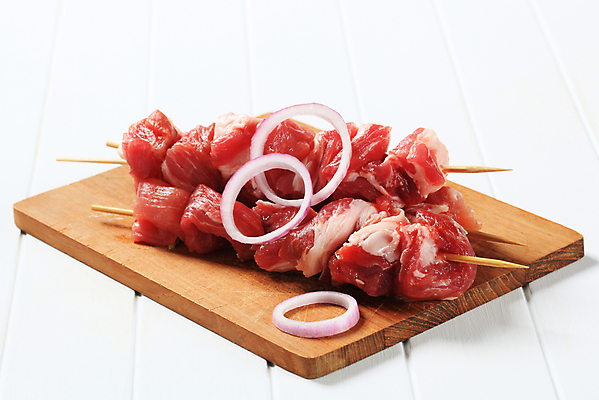 포토 JPG 해외이미지 실내 돼지고기 사람없음 흰배경 꼬치요리 나무도마 적양파 해외202004 해외202105 해외포토 백그라운드 양파 도마 육류 요리 내부 목재 흰색 꼬치 파일형식