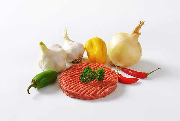 포토 JPG 해외이미지 스튜디오촬영 음식 양파 피망 마늘 육류 사람없음 소고기 햄버거 신선 날것 패티 다진 땅바닥 생식 해외202004 해외202105 해외포토 채소 식재료 바닥 패스트푸드 실내 파일형식