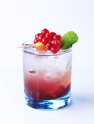 포토 JPG 해외이미지 잔 한잔 실내 사람없음 칵테일 꼬치 민트 흰배경 레드커런트 해외202004 해외202105 해외포토 1 식기 열매 백그라운드 주류 내부 흰색 허브 파일형식