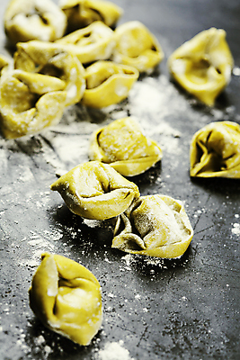 포토 JPG 해외이미지 식재료 검은배경 실내 사람없음 아웃포커스 준비 밀가루 토르텔리니 해외202004 해외포토 백그라운드 파스타 촬영기법 내부 검은색 가루 파일형식