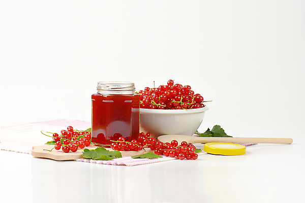 포토 JPG 해외이미지 스튜디오촬영 그릇 유리병 실내 사람없음 식탁보 흰배경 나무숟가락 과일잼 과일젤리 나무도마 레드커런트 해외202004 해외202105 해외포토 식기 열매 백그라운드 병_용기 도마 내부 목재 숟가락 흰색 잼 젤리 파일형식