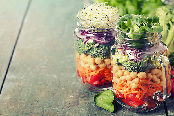 포토 해외이미지 유리병 실내 사람없음 아웃포커스 당근 샐러드 브로콜리 담기 채식 나무바닥 바질 건강식 다이어트음식 병아리콩 적양파 카피스페이스 비건 해외202004 해외포토 음식 다이어트 채소 모션 양파 병_용기 콩 바닥 뿌리채소 촬영기법 내부 공백 채식주의자 파일형식