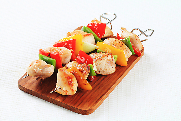 포토 JPG 해외이미지 양파 파프리카 실내 사람없음 닭고기 두개 흰배경 꼬치요리 나무도마 닭꼬치 해외202004 해외202105 해외포토 백그라운드 2 채소 도마 육류 요리 내부 목재 흰색 꼬치 파일형식