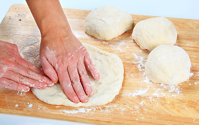 포토 JPG 해외이미지 손 실내 신체부위 누름 흰배경 반죽 밀가루 제빵 요리중 나무도마 해외202004 해외202105 해외포토 백그라운드 모션 도마 사람 내부 목재 제과제빵 흰색 가루 파일형식