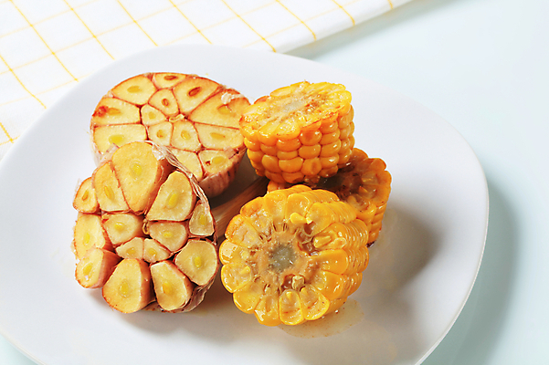 포토 JPG 해외이미지 접시 실내 옥수수 요리 사람없음 흰배경 마늘구이 옥수수구이 해외202004 해외202105 해외포토 식기 백그라운드 곡류 내부 흰색 구이 파일형식