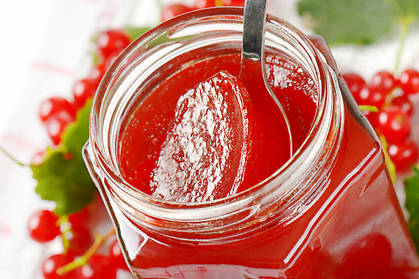 포토 JPG 해외이미지 스튜디오촬영 유리병 실내 근접촬영 사람없음 아웃포커스 숟가락 과일잼 과일젤리 레드커런트 해외202004 해외202105 해외포토 열매 뷰포인트 병_용기 촬영기법 수저 내부 잼 젤리 파일형식