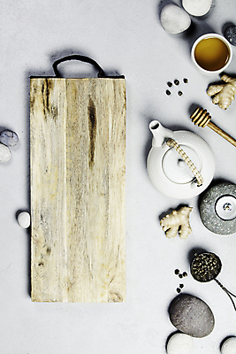 포토 JPG 해외이미지 실내 사람없음 하이앵글 찻주전자 흰배경 아로마 아로마테라피 생강 스톤 나무도마 나무받침 허니디퍼 해외202004 차거름망 해외포토 뷰포인트 백그라운드 채소 주전자 도마 내부 목재 흰색 도구 받침대 테라피 파일형식