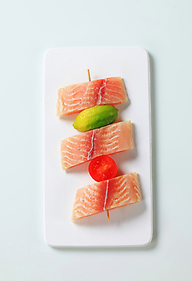 포토 JPG 해외이미지 스튜디오촬영 음식 토마토 도마 건강 어류 사람없음 흰색 신선 꼬치 날것 슬라이스 머리위 라임 송어 음식준비 해외202004 해외202105 송어회 해외포토 컬러 채소 과일 주방용품 실내 수중동물 생선회 준비 파일형식