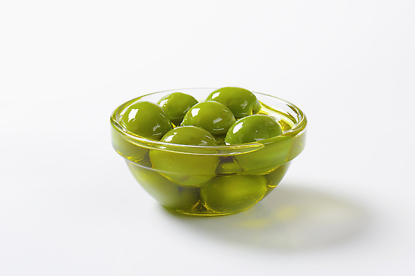 포토 JPG 해외이미지 스튜디오촬영 실내 사람없음 올리브오일 흰배경 올리브 담기 유리그릇 올리브절임 해외202004 해외202105 해외포토 그릇 열매 모션 유리 내부 흰색 기름 절임 파일형식 식물 식기 음식 컬러 재질