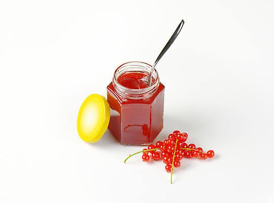 포토 JPG 해외이미지 스튜디오촬영 유리병 실내 사람없음 숟가락 흰배경 과일잼 과일젤리 레드커런트 해외202004 해외202105 해외포토 열매 백그라운드 병_용기 수저 내부 흰색 잼 젤리 파일형식