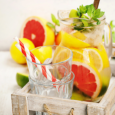 포토 JPG 해외이미지 음료 잔 빨대 사람없음 물 나무상자 레몬 민트 자몽 라임 유리주전자 디톡스 해외202004 해외포토 자연요소 식기 과일 유리 주전자 건강 상자 허브 파일형식