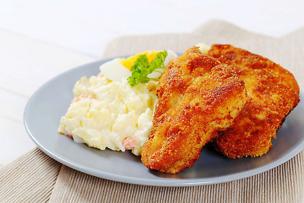 포토 JPG 해외이미지 스튜디오촬영 접시 음식 채소 부분 육류 돼지고기 사람없음 계란 식사 저녁식사 샐러드 회색 튀김 닫기 받침대 점심식사 빵가루 접기 핸드메이드 해외202004 해외202105 해외포토 식기 컬러 식재료 모션 실내 알 파일형식 내부