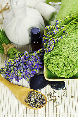 포토 JPG 해외이미지 실내 사람없음 수건 아로마 아로마테라피 라벤더 나무숟가락 스톤 허브볼 아로마오일 해외202004 해외포토 꽃 내부 위생용품 숟가락 오일_화장품 허브 테라피 파일형식