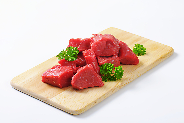 포토 JPG 해외이미지 실내 파슬리 생고기 사람없음 소고기 흰배경 나무도마 해외202004 해외202105 해외포토 백그라운드 채소 도마 육류 내부 목재 흰색 파일형식