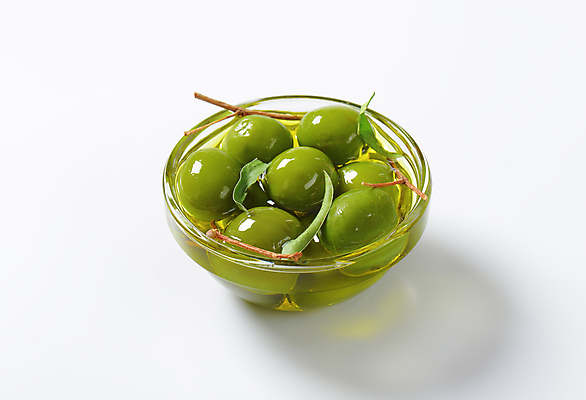 포토 JPG 해외이미지 스튜디오촬영 실내 사람없음 올리브오일 흰배경 올리브 담기 유리그릇 올리브잎 올리브절임 해외202004 해외202105 해외포토 그릇 열매 잎 모션 유리 내부 흰색 기름 절임 파일형식 식물 식기 음식 컬러 재질