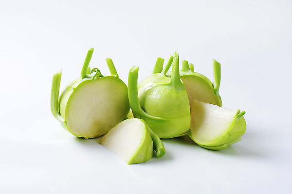 포토 JPG 해외이미지 스튜디오촬영 음식 채소 건강 사람없음 신선 횡단보도 자르기 흰배경 유기농 반쪽 날것 숙성 식용 콜라비 세련 비건 해외202004 해외202105 해외포토 웰빙 백그라운드 모션 실내 흰색 보행로 채식주의자 파일형식