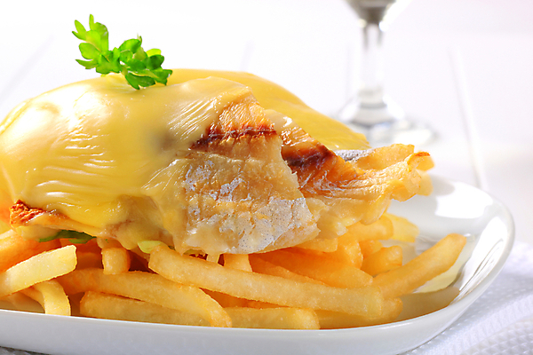 포토 JPG 해외이미지 접시 음식 치즈 감자 어류 사람없음 식사 저녁식사 튀김 감자튀김 굽기 레시피 점심식사 메인요리 앙트레 해외202004 해외202105 해외포토 식기 채소 유제품 수중동물 구이 파일형식