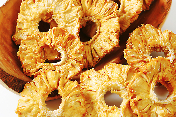 포토 JPG 해외이미지 실내 사람없음 하이앵글 파인애플 흰배경 건과일 나무접시 해외202004 해외202105 해외포토 접시 뷰포인트 백그라운드 과일 건조 내부 흰색 열대과일 파일형식