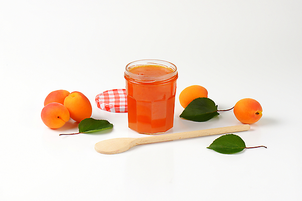 포토 JPG 해외이미지 스튜디오촬영 실내 사람없음 병 흰배경 나무숟가락 과일잼 살구 살구잼 해외202004 해외202105 해외포토 식기 백그라운드 과일 내부 숟가락 흰색 잼 파일형식