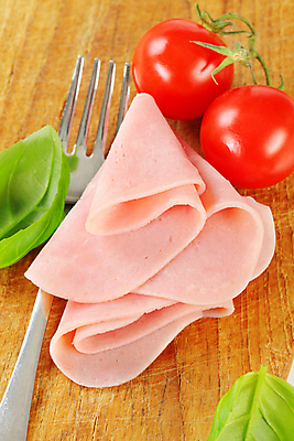 포토 JPG 해외이미지 음식 조각 포크 토마토 도마 육류 돼지고기 사람없음 목재 금속 신선 허브 햄 머리위 바질 얇은 정물화 짠맛 편육 해외202004 해외202105 해외포토 나무 식물 식기 채소 식재료 재료 재질 주방용품 맛 그림 파일형식 생활용품 컨셉 오브젝트