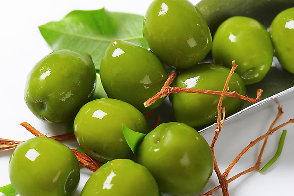 포토 JPG 해외이미지 스튜디오촬영 실내 근접촬영 사람없음 나뭇가지 흰배경 올리브 스쿱 올리브잎 올리브절임 해외202004 해외202105 해외포토 나무 열매 뷰포인트 백그라운드 잎 내부 흰색 절임 파일형식