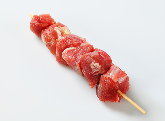포토 JPG 해외이미지 실내 돼지고기 사람없음 한개 흰배경 꼬치요리 해외202004 해외202105 해외포토 1 백그라운드 육류 요리 내부 흰색 꼬치 파일형식