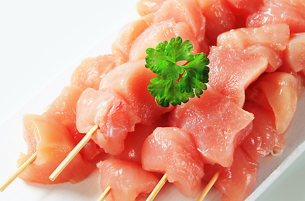 포토 JPG 해외이미지 접시 실내 파슬리 생고기 근접촬영 사람없음 닭고기 흰배경 꼬치요리 닭꼬치 해외202004 해외202105 해외포토 식기 뷰포인트 백그라운드 채소 육류 요리 내부 흰색 꼬치 파일형식