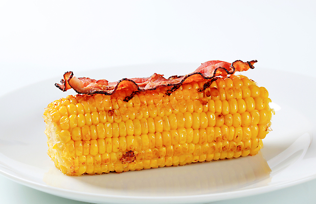 포토 JPG 해외이미지 접시 실내 옥수수 요리 사람없음 흰배경 베이컨 고소한맛 옥수수구이 해외202004 해외202105 해외포토 식기 백그라운드 곡류 돼지고기 내부 흰색 맛 구이 파일형식