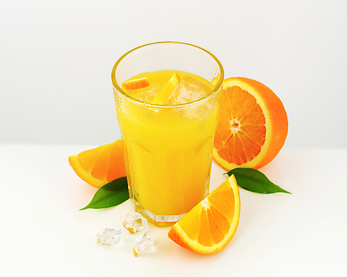 포토 JPG 해외이미지 스튜디오촬영 오렌지 잔 실내 사람없음 얼음 오렌지주스 흰배경 해외202004 해외202105 해외포토 자연요소 식기 백그라운드 과일 내부 흰색 과일주스 파일형식