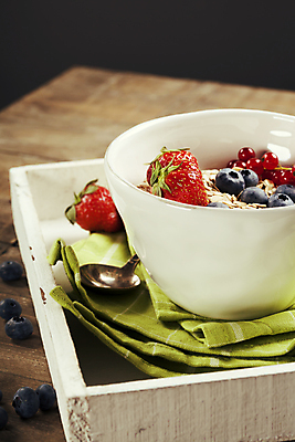 포토 JPG 해외이미지 그릇 열매 딸기 검은배경 실내 사람없음 숟가락 식탁보 블루베리 건강식 나무쟁반 나무탁자 오트밀 슈퍼푸드 귀리 해외202004 해외포토 식물 식기 음식 백그라운드 과일 탁자 곡류 쟁반 수저 내부 목재 검은색 건강식품 파일형식