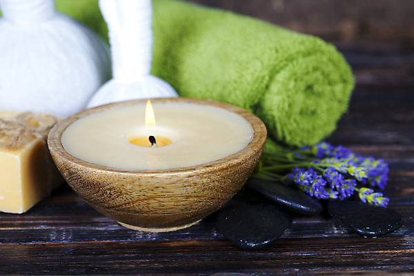 포토 JPG 해외이미지 실내 근접촬영 사람없음 수건 아로마 향초 아로마테라피 라벤더 해외202004 해외포토 꽃 뷰포인트 초 내부 위생용품 허브 테라피 파일형식