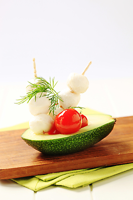 포토 JPG 해외이미지 음식 토마토 채소 공 방울토마토 치즈 유제품 도마 건강 사람없음 신선 아보카도 딜 모짜렐라치즈 미니 반주 채식주의자 타파스 해외202004 해외202105 해외포토 과일 주방용품 애피타이저 채식 파일형식