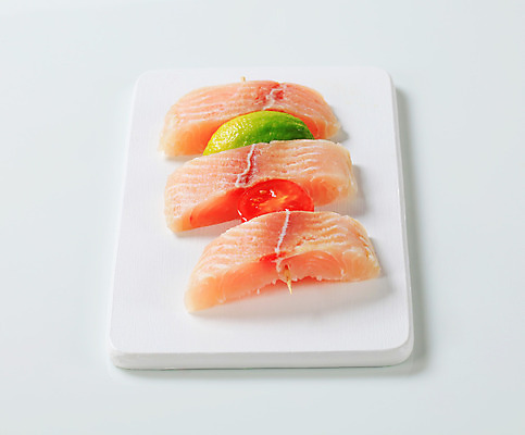 포토 JPG 해외이미지 스튜디오촬영 음식 토마토 도마 건강 어류 사람없음 흰색 신선 꼬치 날것 슬라이스 라임 송어 음식준비 해외202004 해외202105 송어회 해외포토 컬러 채소 과일 주방용품 실내 수중동물 생선회 준비 파일형식