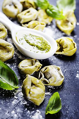 포토 JPG 해외이미지 식재료 검은배경 실내 사람없음 아웃포커스 숟가락 준비 밀가루 바질 페스토 토르텔리니 해외202004 해외포토 백그라운드 파스타 촬영기법 수저 내부 검은색 소스_음식 가루 파일형식