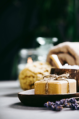 포토 JPG 해외이미지 사람없음 아웃포커스 위생용품 스파용품 비누 아로마테라피 라벤더 해외202004 해외포토 꽃 생활용품 촬영기법 스파 허브 오브젝트 테라피 파일형식