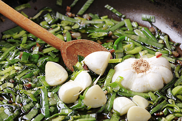 포토 JPG 해외이미지 채소 마늘 요리 사람없음 신선 프라이팬 묘사 부추 파 성분 나무숟가락 음식준비 개조 해외202004 해외202105 해외포토 주방용품 숟가락 준비 파일형식