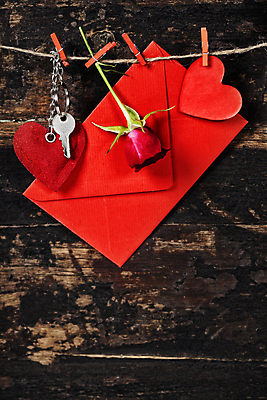 포토 JPG 해외이미지 열쇠 편지봉투 실내 매달리기 사람없음 장미 하트 편지 나무바닥 노끈 나무집게 키링 해외202004 해외포토 모양 꽃 줄 모션 봉투 바닥 집게 내부 목재 파일형식