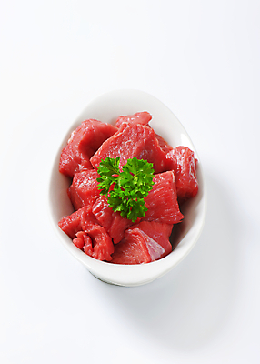 포토 JPG 해외이미지 그릇 실내 파슬리 생고기 사람없음 소고기 흰배경 해외202004 해외202105 해외포토 식기 백그라운드 채소 육류 내부 흰색 파일형식