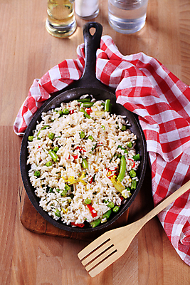 포토 JPG 해외이미지 음식 채소 밥 반찬 도마 옥수수 요리 사람없음 빨간색 검은색 저녁식사 튀김 프라이팬 낟알 확인 완두콩 냅킨 머리위 후추 점심식사 리조또 반주 채식주의자 해외202004 해외202105 해외포토 컬러 주방용품 콩 곡류 식사 향신료 채식 파일형식