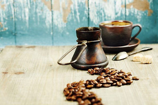 포토 JPG 해외이미지 커피 실내 사람없음 숟가락 커피잔 커피포트 컵받침 터키문화 나무탁자 해외202004 튀르키예 해외포토 동양문화 아시아 음료 외국문화 탁자 주전자 잔 수저 내부 받침대 파일형식