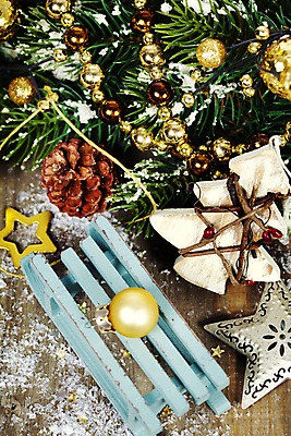 포토 JPG 해외이미지 별 크리스마스장식 크리스마스 사람없음 하이앵글 크리스마스트리 눈 썰매 솔방울 나무탁자 오너먼트 해외202004 해외포토 자연요소 기념일 뷰포인트 탁자 날씨 파일형식