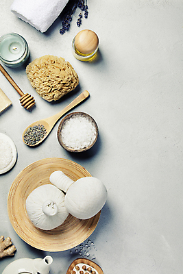 포토 JPG 해외이미지 회색배경 실내 사람없음 하이앵글 아로마 향초 아로마테라피 허니디퍼 허브볼 카피스페이스 아로마오일 입욕소금 해외202004 해외포토 뷰포인트 백그라운드 초 내부 공백 회색 도구 미용용품 오일_화장품 소금 테라피 파일형식