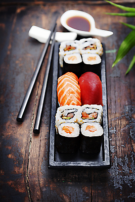 포토 JPG 해외이미지 스튜디오촬영 접시 젓가락 실내 사람없음 숟가락 초밥 간장 모듬초밥 일본음식 해외202004 해외포토 식기 음식 수저 내부 양념 모듬 파일형식