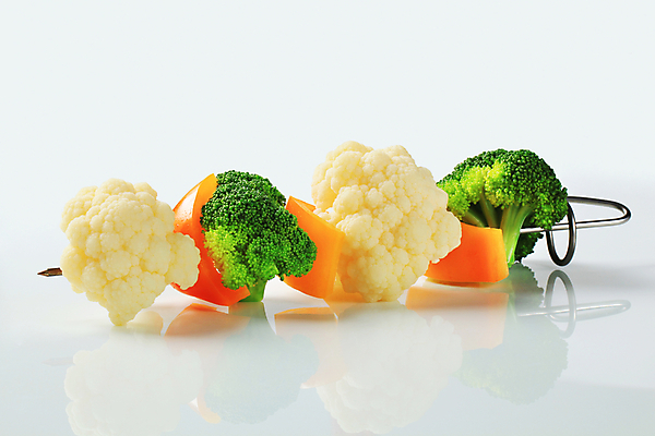 포토 JPG 해외이미지 파프리카 실내 사람없음 한개 브로콜리 흰배경 꼬치요리 컬리플라워 비건 해외202004 해외202105 비건음식 해외포토 1 음식 백그라운드 채소 요리 내부 흰색 꼬치 채식주의자 파일형식