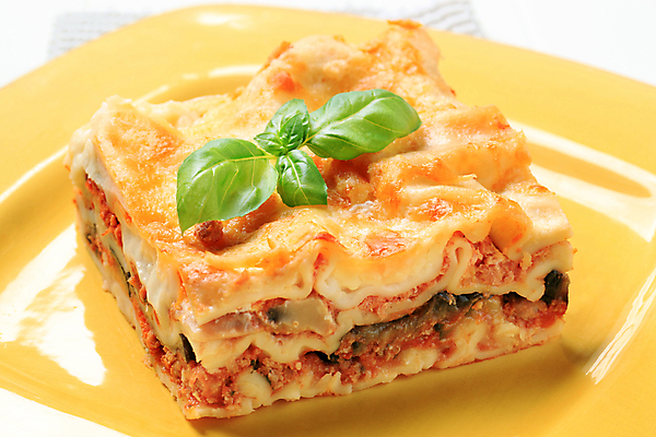 포토 JPG 해외이미지 접시 음식 채소 치즈 파스타 육류 돼지고기 요리 사람없음 치킨 묘사 바질 그라탱 다진 라자냐 해외202004 해외202105 해외포토 식기 식재료 유제품 서양음식 이탈리아음식 닭고기요리 파일형식