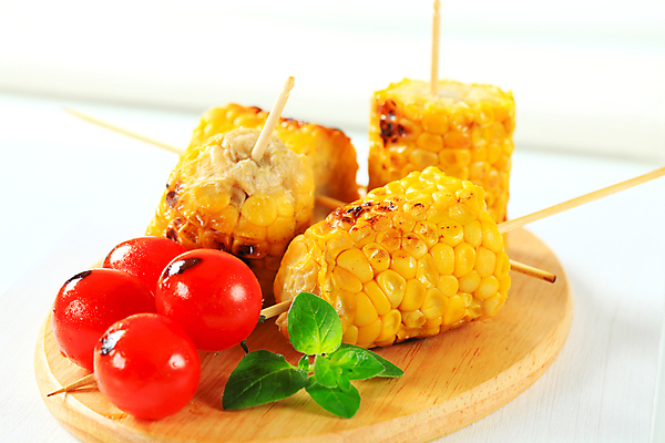 포토 JPG 해외이미지 방울토마토 실내 옥수수 사람없음 흰배경 구운옥수수 꼬치요리 나무받침 옥수수구이 해외202004 해외202105 해외포토 백그라운드 토마토 곡류 요리 내부 목재 흰색 꼬치 구이 받침대 파일형식