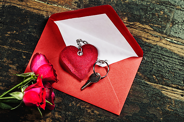 포토 JPG 해외이미지 열쇠 편지봉투 실내 사람없음 장미 하트 편지 나무바닥 키링 해외202004 해외포토 모양 꽃 봉투 바닥 내부 파일형식