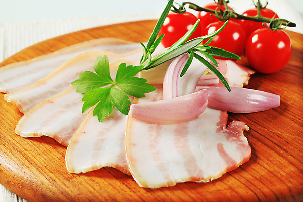 포토 JPG 해외이미지 스튜디오촬영 음식 조각 토마토 채소 양파 도마 파슬리 육류 돼지고기 사람없음 목재 신선 원형 베이컨 로즈메리 생식 편육 해외202004 해외202105 해외포토 도형 나무 식재료 재료 주방용품 실내 허브 파일형식